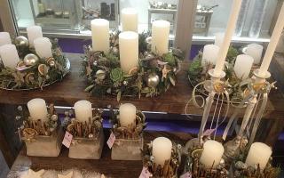 شموع رأس السنة لتزيين المنزل: الدفء والراحة في أمسيات الشتاء تكوين عيد الميلاد على الطاولة مع الشموع