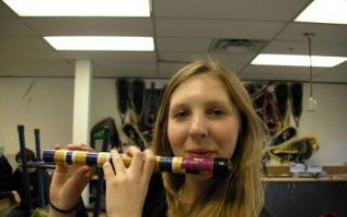 Flauto per bambini fai-da-te realizzato con tubi in PVC Flauto per bambini fai-da-te realizzato con canna