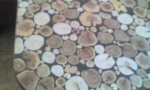 Tee-se-itse -pöytä leikatusta puusta Leikatusta puusta valmistetut pöytälevyt pöytiin